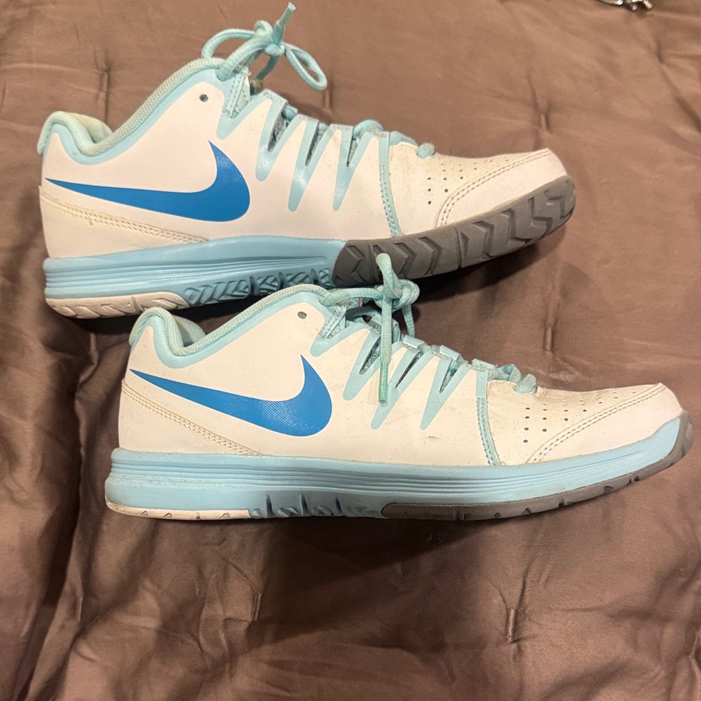 Nike White and Light Blue Vapor Court Tennis Sneakers Size 8 Like New,